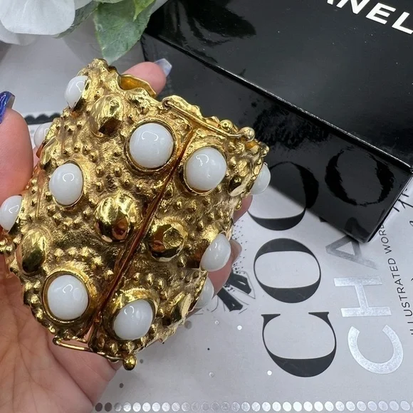 CHANEL Rare Vintage Gold Hinged Bracelet - Picture 7 of 10